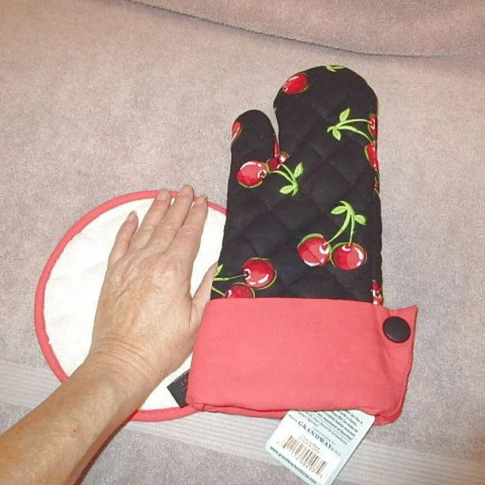 Cherry Print Quilted Oven Mitt Pot Holders Set Of 2 Trivet Hot Pad Tradwife NWT